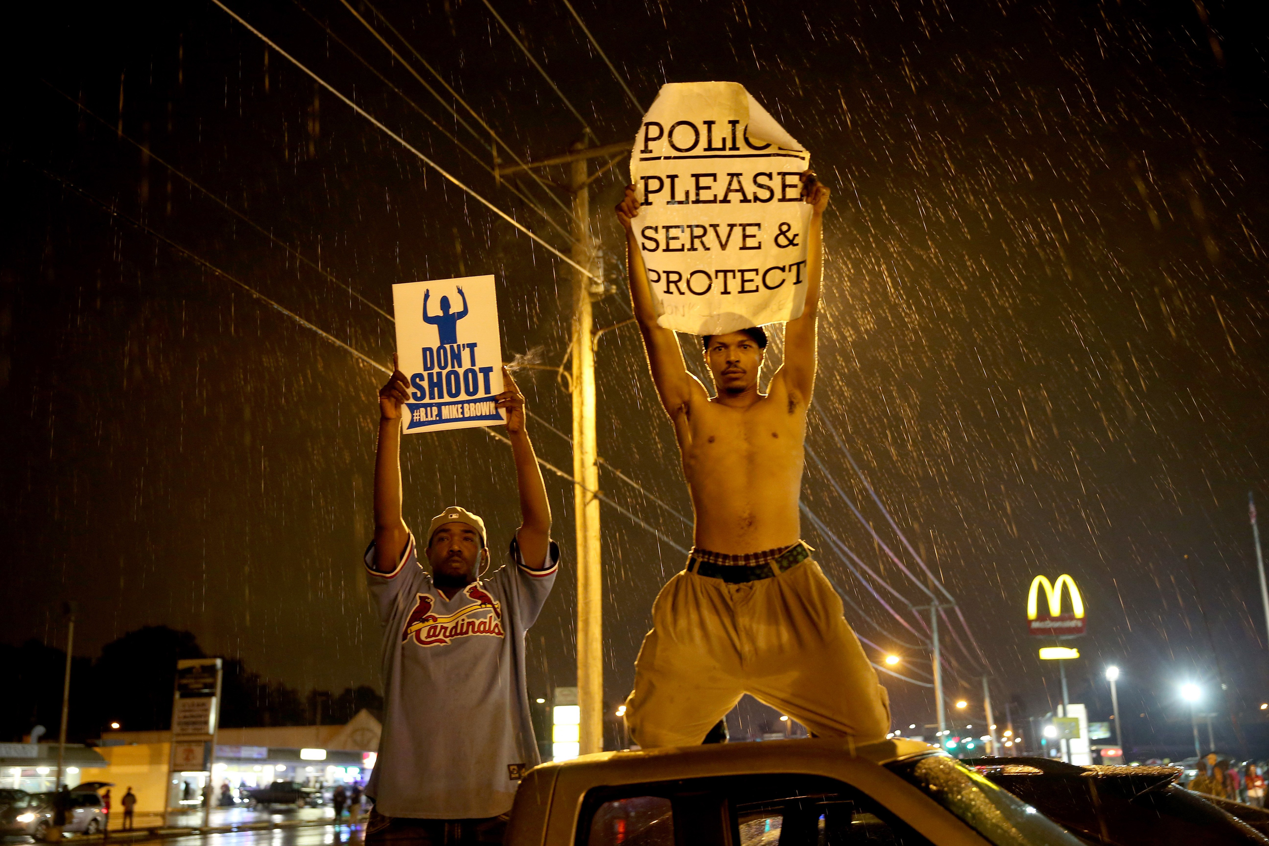 Dez dias após morte de jovem negro, confrontos continuam em Ferguson