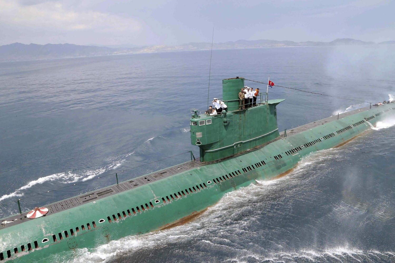 http://media2.s-nbcnews.com/i/newscms/2014_25/510951/140616-kim-jong-un-submarine-1119a_dfab2b173690990df4b54831961d3f21.jpg