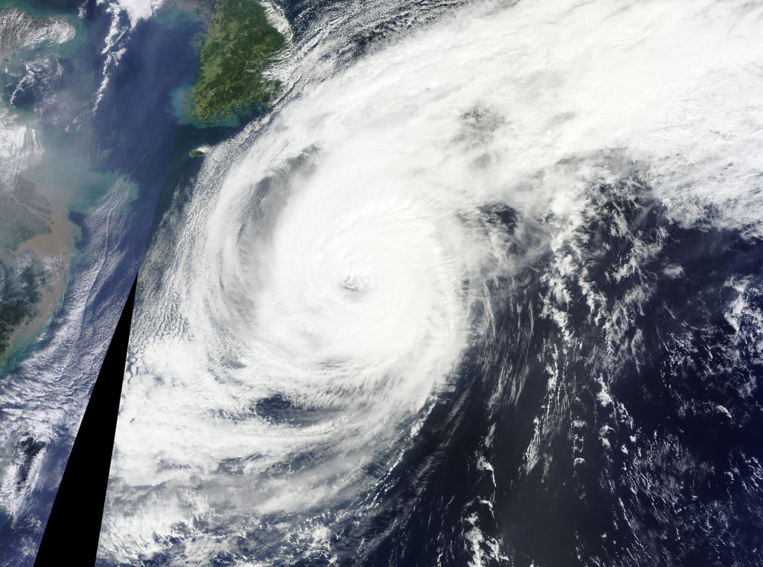 Typhoon Phanfone Slams Japan: One U.S. Airman Found Dead, Three Missing | From the ...2500 x 1858