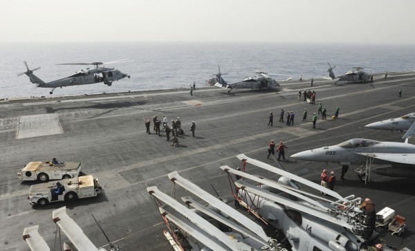 美海军黑鹰直升机红海坠毁，两人失踪，三人被救