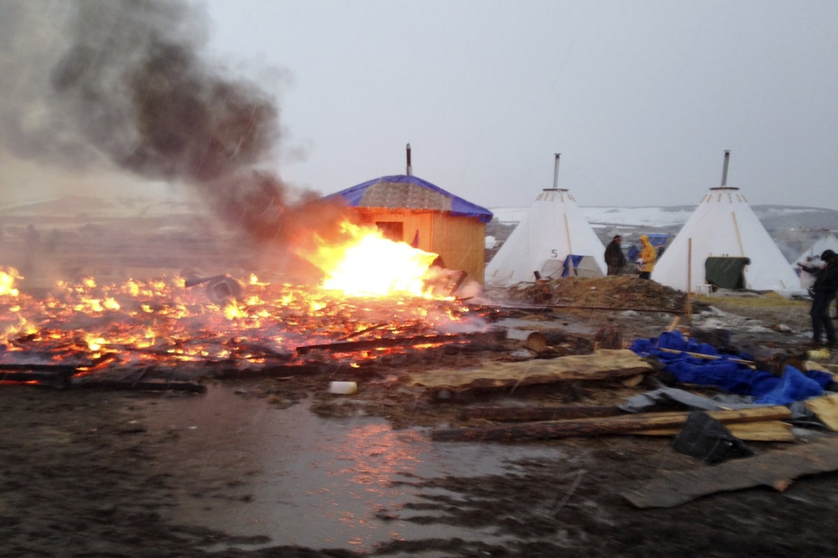 Dakota Pipeline Protesters Torch Tents as Deadline Passes