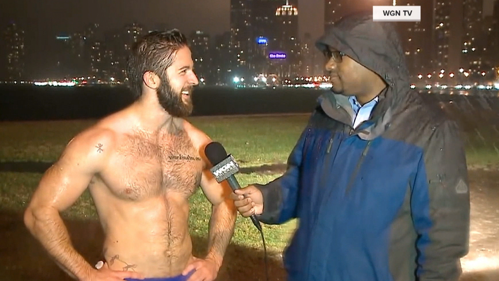 Guy running shirtless in Chicago announces he’s single, goes viral - NBC News1920 x 1080