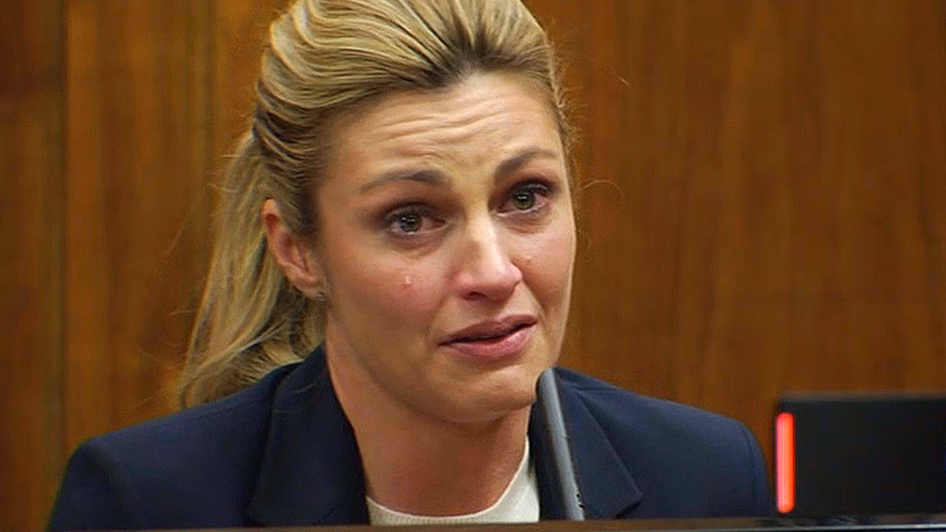 Sportscaster Erin Andrews emotional in testimony against stalker - CBS News