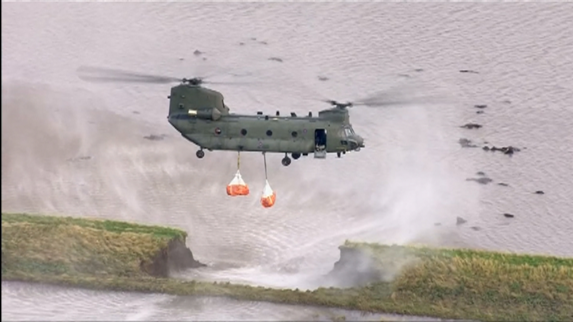 Watch Chinook Helicopter Boost Uk Flood Defense