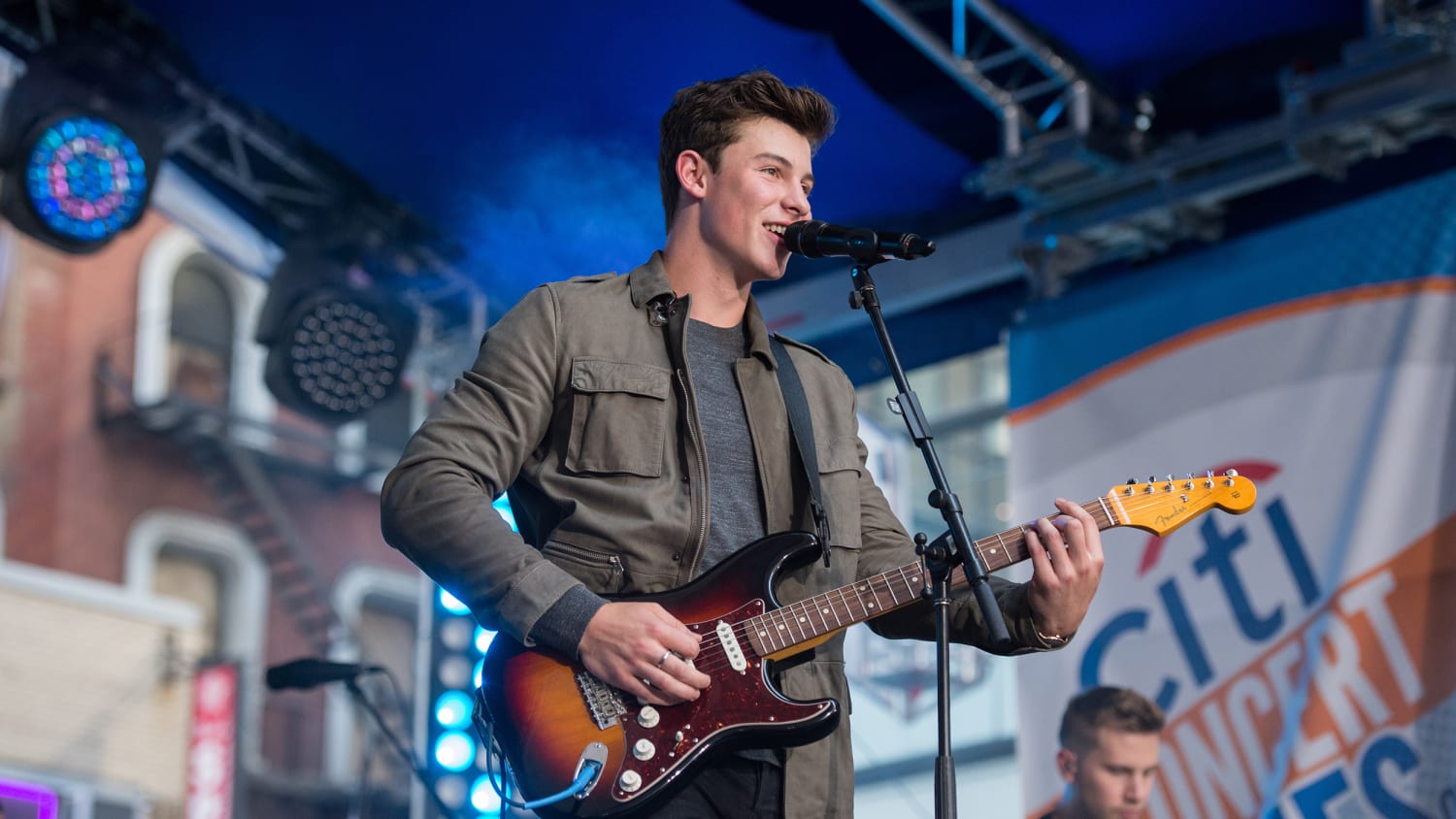 Shawn Mendes brings his hits to the TODAY plaza - TODAY.com