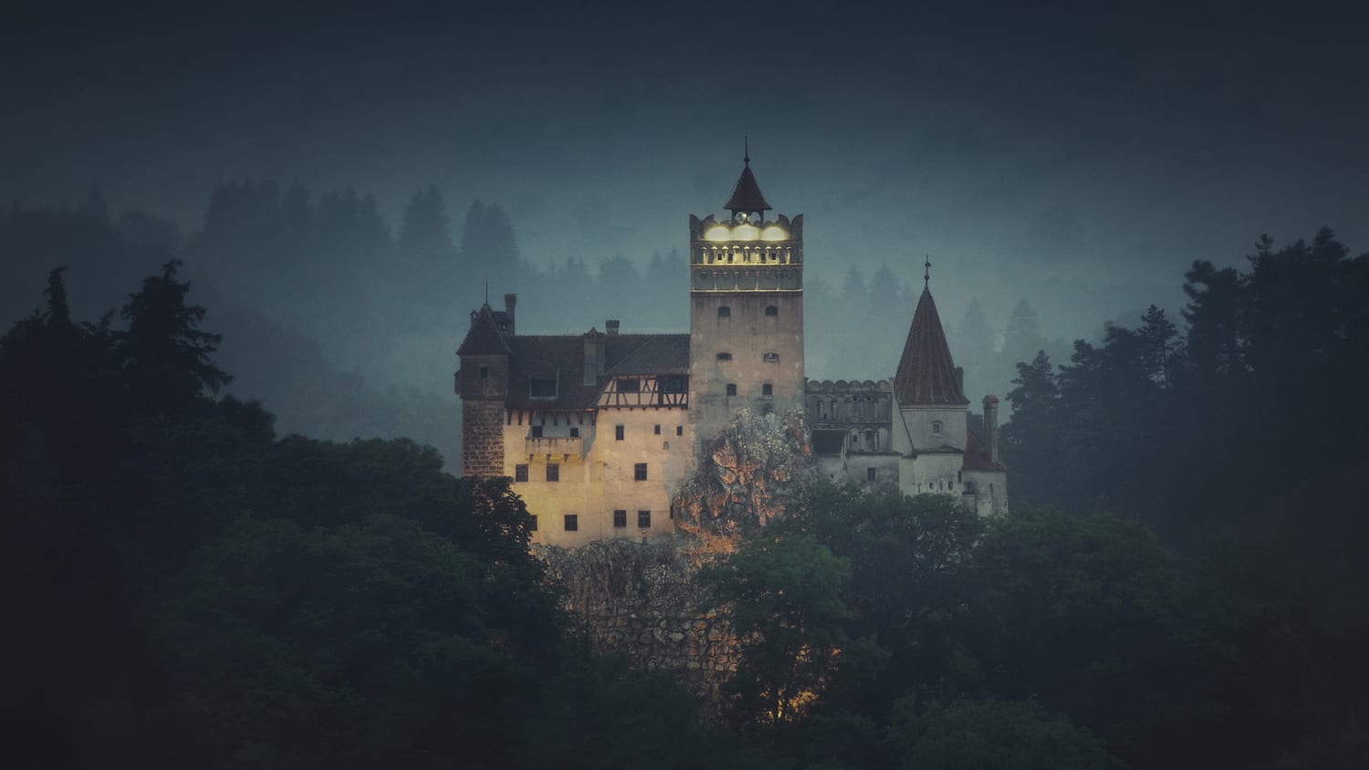 Замъкът Азаров Dracula-castle-today-161019-tease_05ee090693b068f679698b40e8bb271f