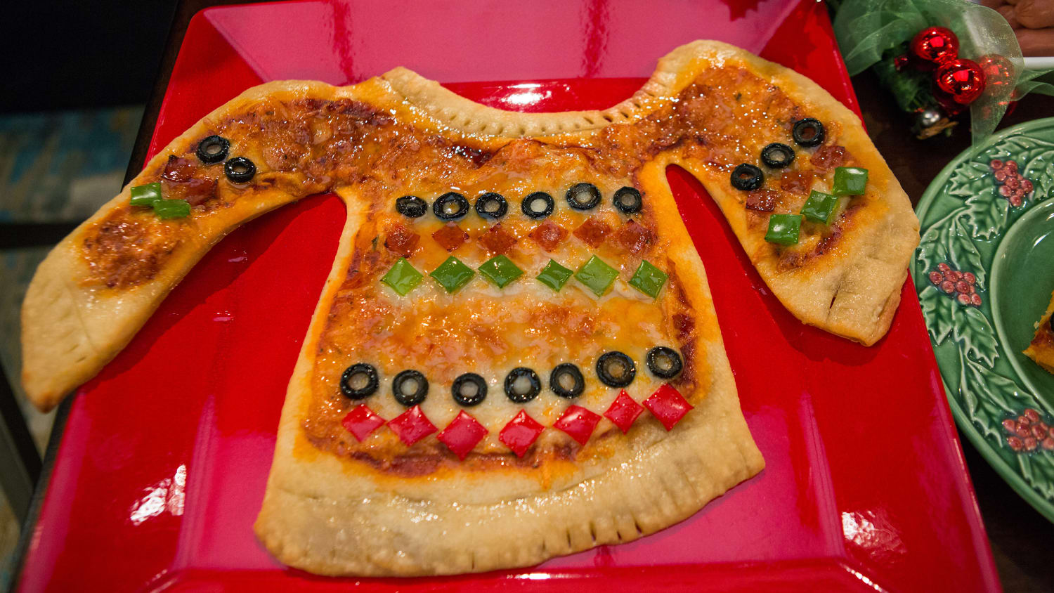 mk-ugly-pizza-christmas_sweater-today-171204-tease-05_46330c0b86091e8cd40e6ba4800813b9.jpg