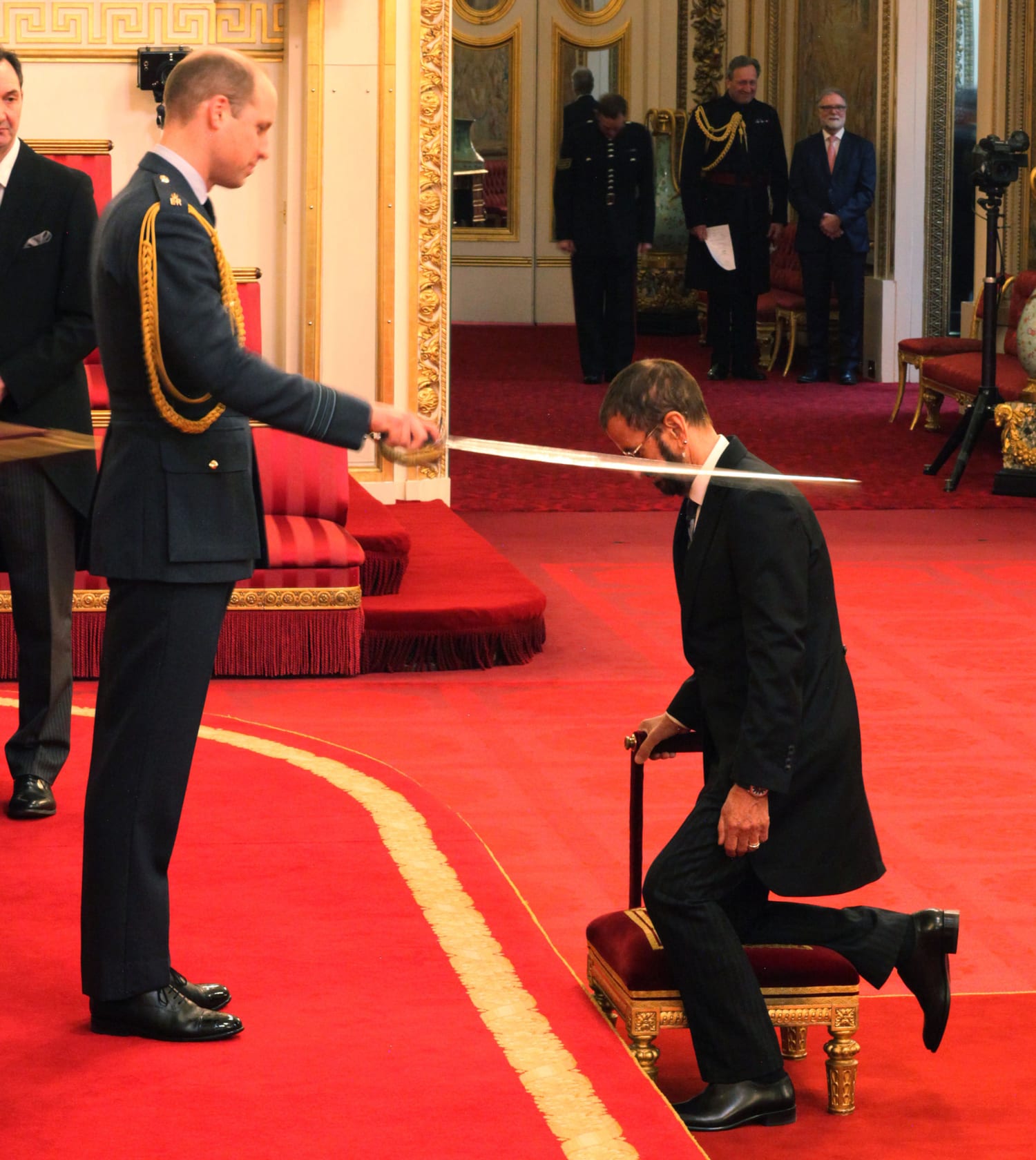 Ringo Starr Knighted by Prince William ile ilgili görsel sonucu