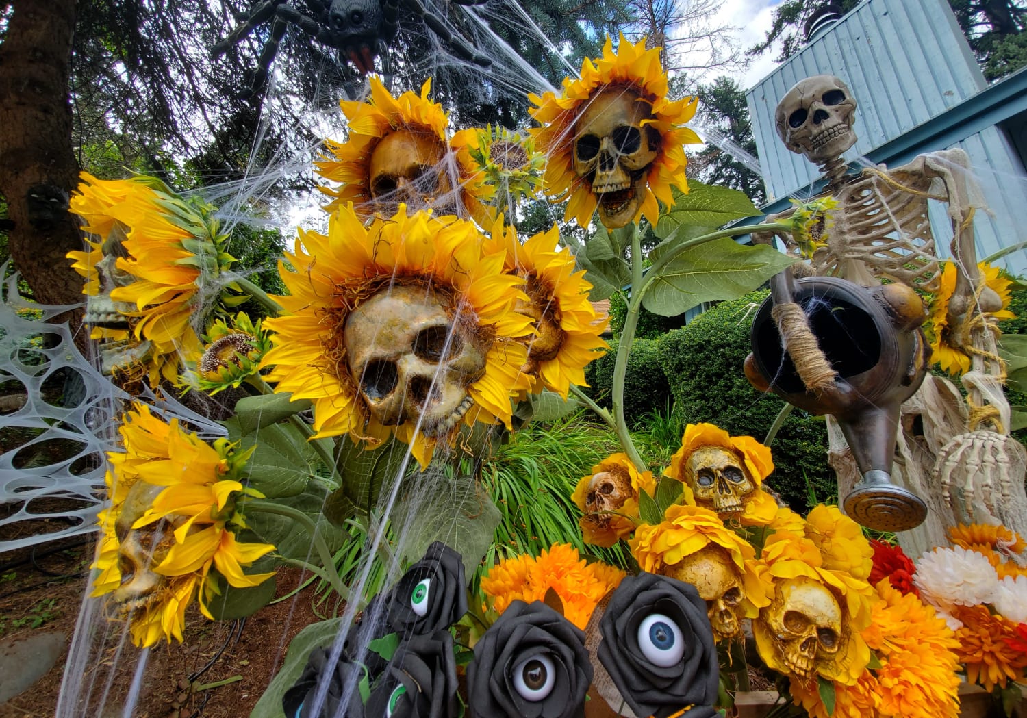 These Creepy Skull Flowers Are The Ultimate Halloween Decoration