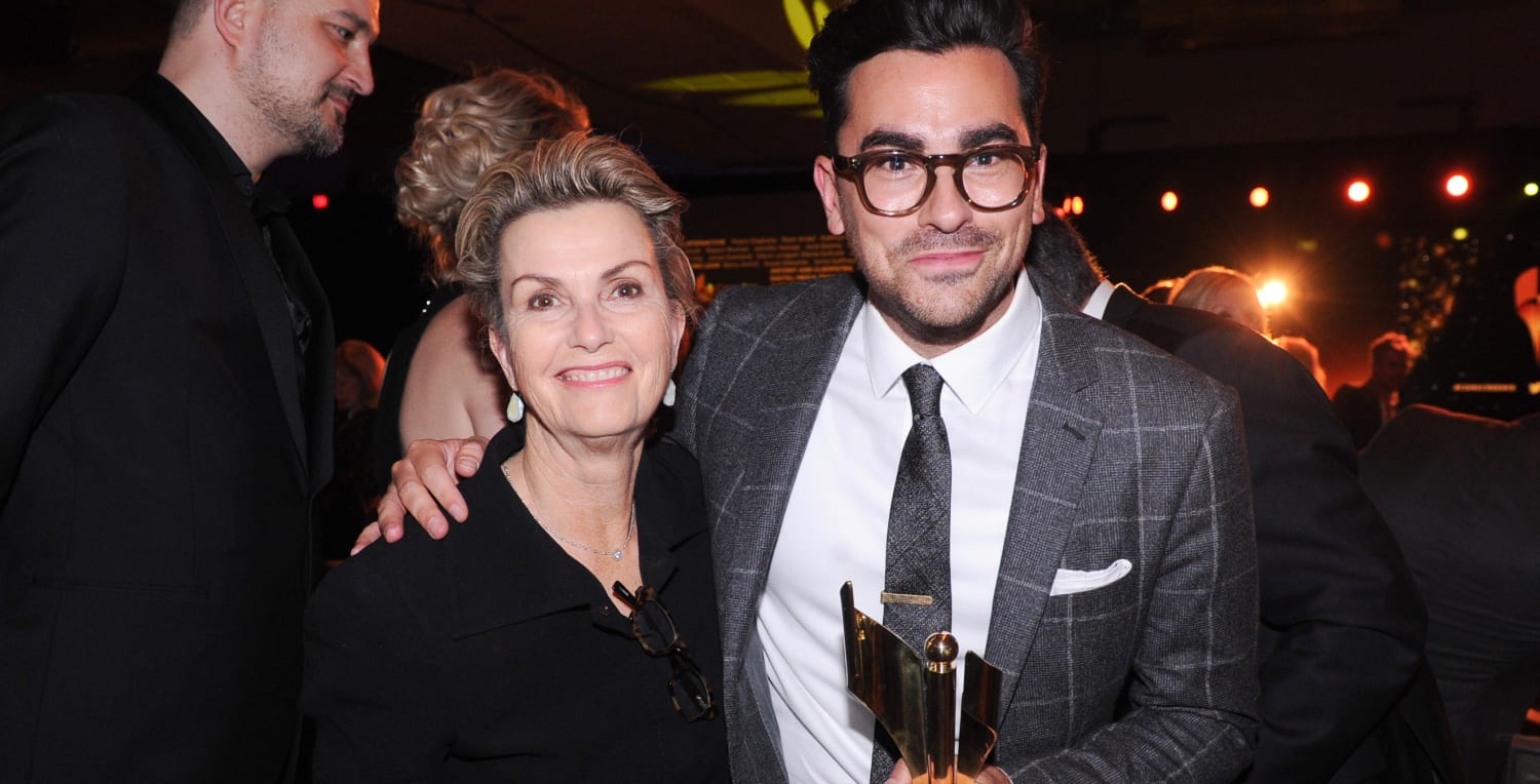 Dan Levy S Mom Calls Out His Childhood Bullies Ahead Of Snl Debut