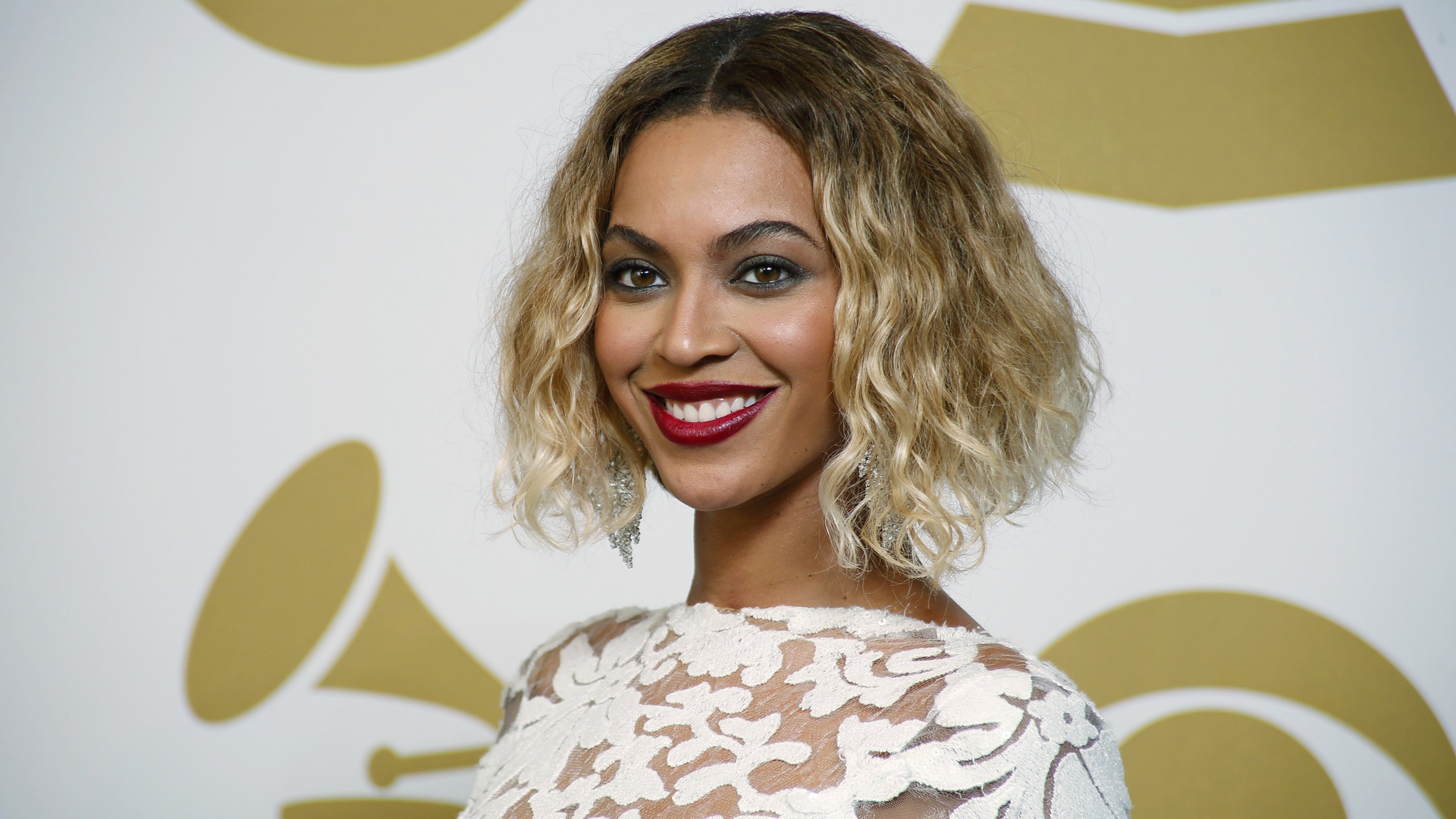Beyonce S White Lace Grammy Awards Gown
