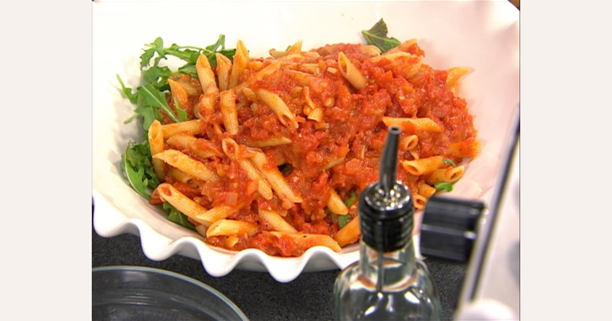 Bobby Flay whips up traditional pasta dinner