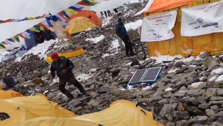 زمين لرزه نپال: كوهنوردان رشته كوه اورست كه به اردوگاه پايگاه منتقل شده اند