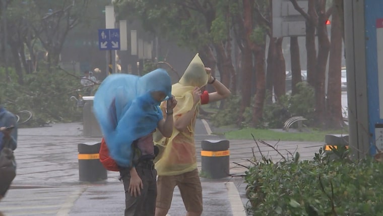 طوفان  Soudelor  :  طوفان  10  كشته  يا  مفقود  شده در  تايوان  ,  Heads  براي