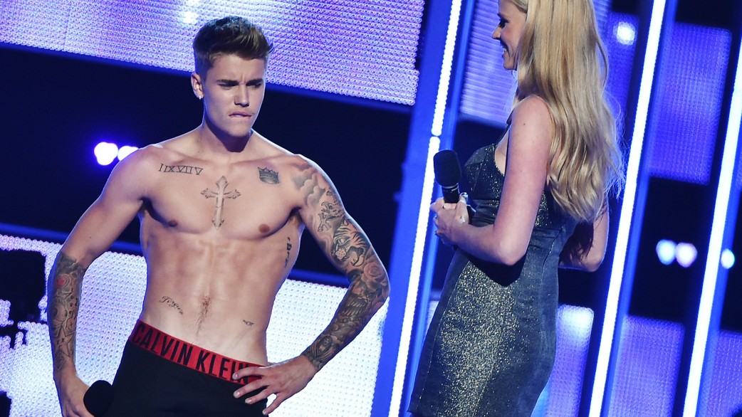 Canary Updates: Watch Justin Bieber STRIP to his boxers on 