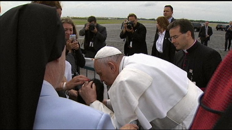 پاپ فرانسیس Halts motorcade برای Bless پسر با مخ Palsy