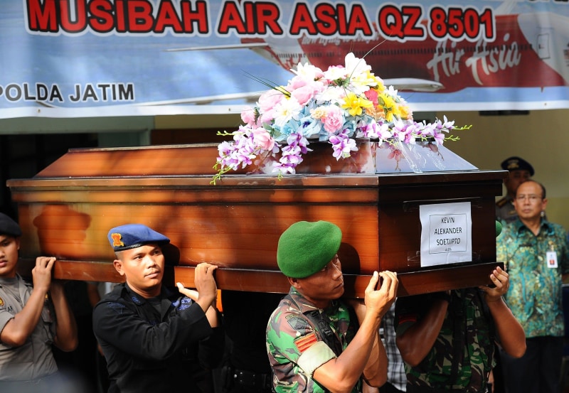 Image: Indonesian police carry remains of AirAsia QZ8501 victim