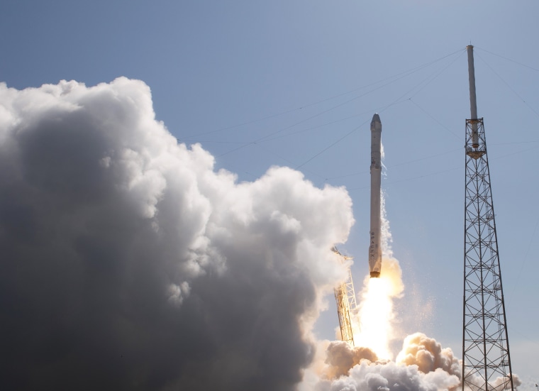 SpaceX: شانس موفقیت آمیز Falcon 9 موشک فرود در بارج نامشخص است