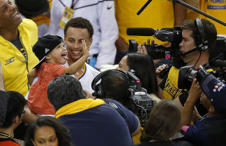 Stephen Curry's daughter steals press conference spotlight — again!