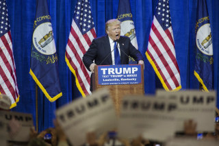 Image: Trump speaks at rally in Louisville