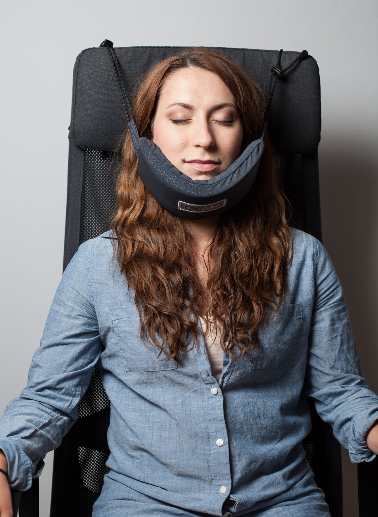 Head hammock' neck pillow helps you 