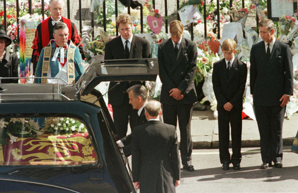 Image: Earl Spencer (2L) Prince William (3L) , Prince Harry and Prince Charles (R) watch as the coffin of Diana, Princess of Wales is placed into a hearse