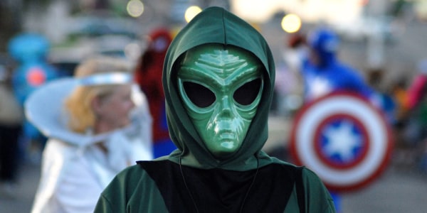 alien cosplayer