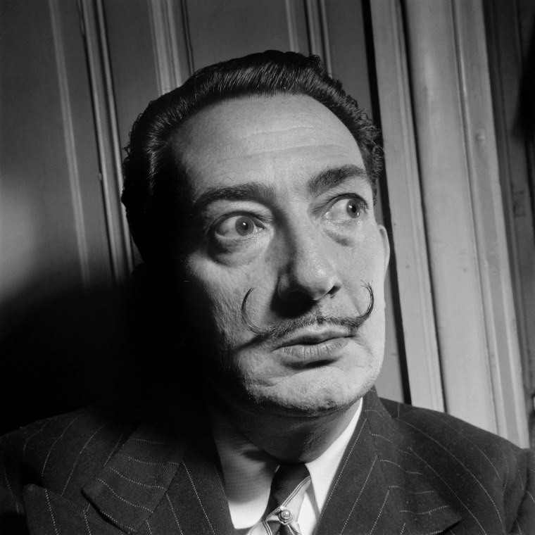 Ante luchas, exhuman los restos de Salvador Dalí