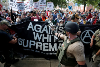 Imagem: membros de nacionalistas brancos são atendidos por um grupo de contra-manifestantes em Charlottesville, Virgínia, 12 de agosto de 2017.