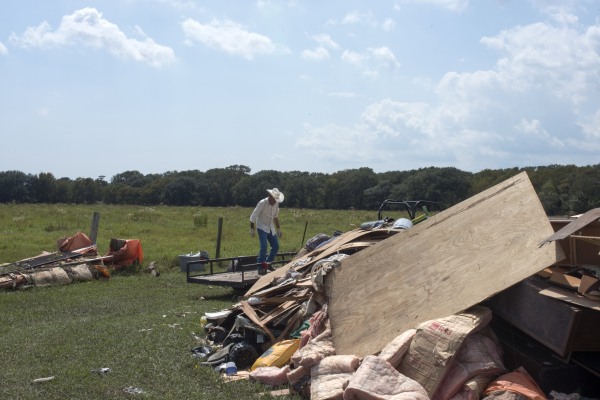 Image:The Reed family clear out their house near Bay City, Texas