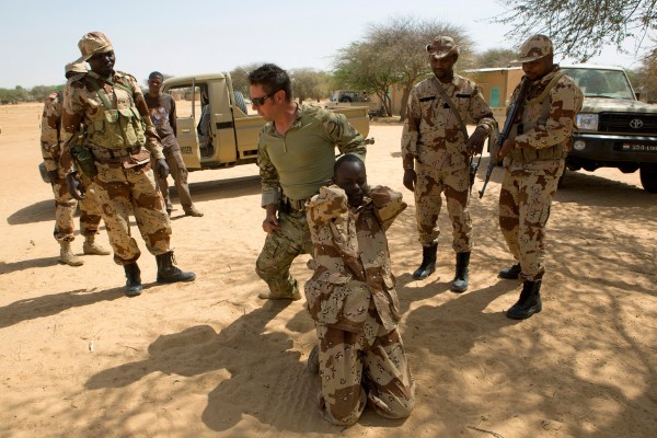 Image: A U.S. special forces soldier demonstrates how to detain a suspect during Flintlock 2014, a U.S.-led international training mission for African militaries, in Diffa, Niger March 4, 2014.