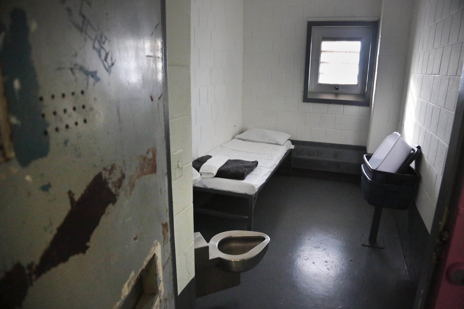 New York's notorious Rikers Island jail moves slowly toward closing