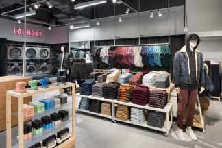 American Eagle's new AE Studio store offers students a free place to do laundry, a strategy to entice in-store shopping.