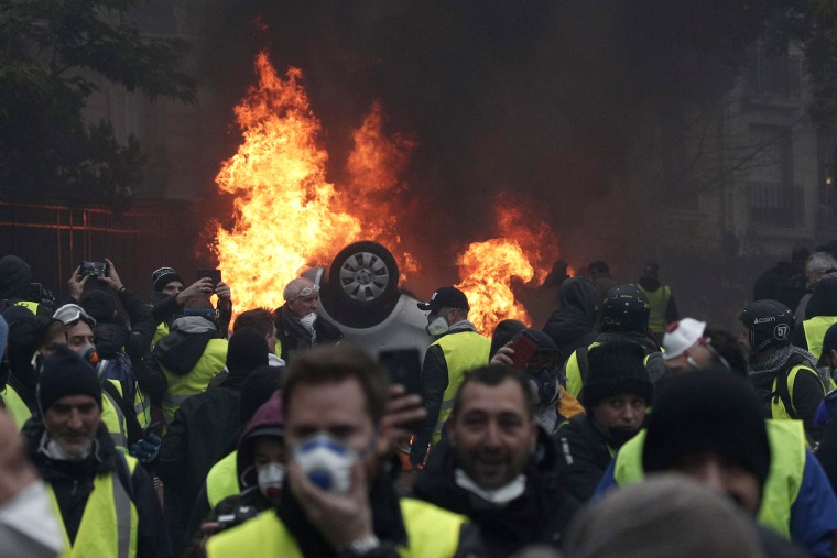 Image: Yellow vests protest against fuel prices in Paris
