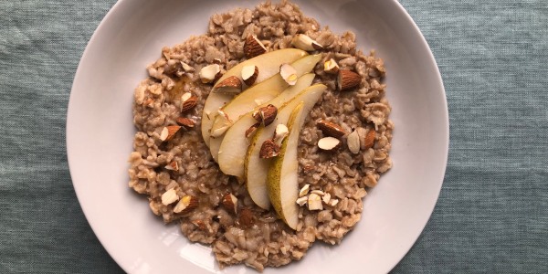 Oatmeal with pear and almonds