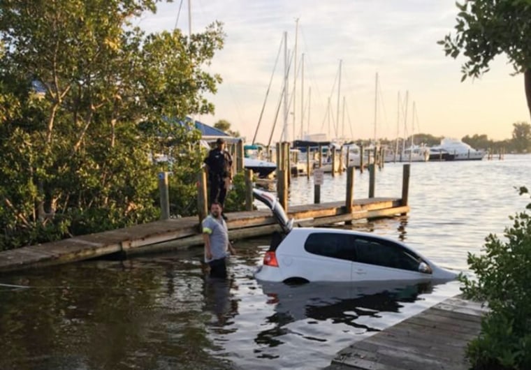 Resultado de imagen para Florida Kayaker, Paddleboarder Save Woman Trapped Underwater In Car