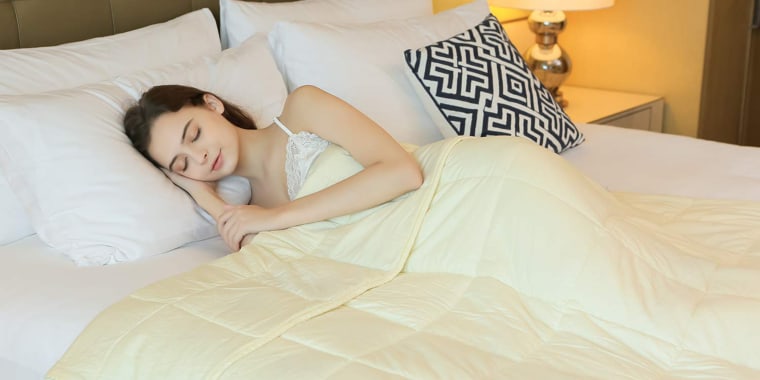 Over 4,000 people love this bestselling weighted blanket on Amazon