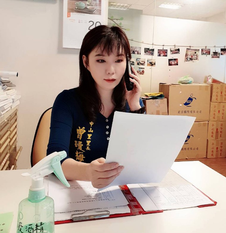 Image: Tseng Chiung-mei, a borough chief in Taipei, calls people in mandatory quarantine twice a day to make sure they are home and to check if they have symptoms.