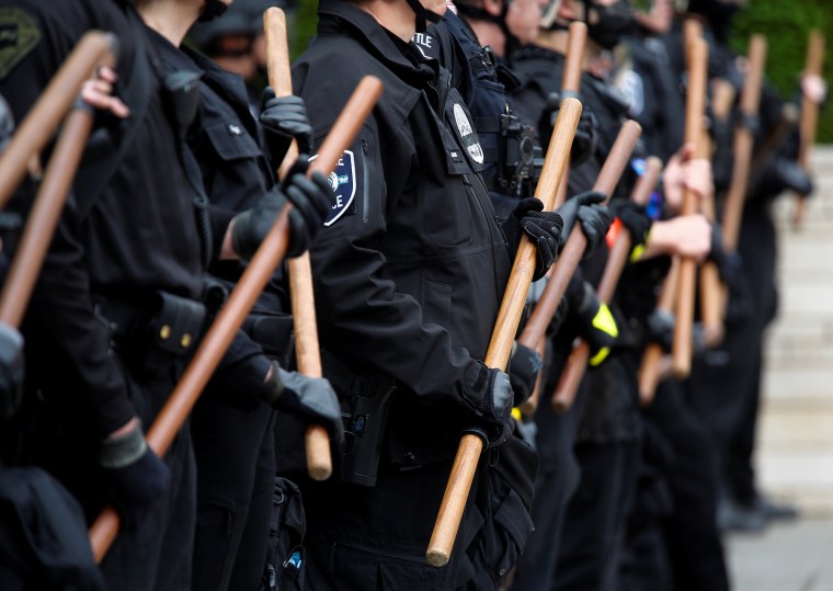 مصونیت پلیس برجسته شده توسط معترضین جورج فلوید باید پایان یابد و افسران باید هزینه بپردازند