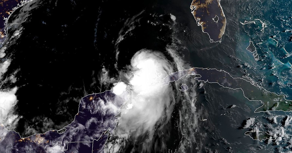 Laura now a hurricane as it barrels toward Texas, Louisiana Gulf coast thumbnail