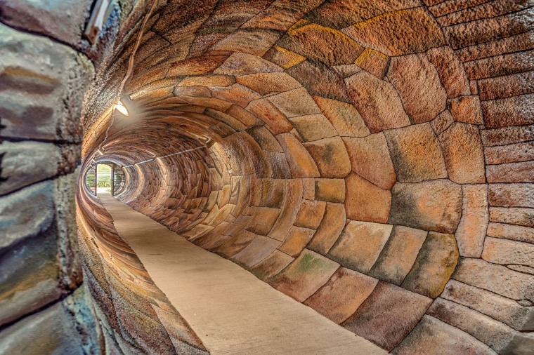 Lối vào "Hobbit hole" được sơn để trông giống như một đường hầm bằng gạch. 