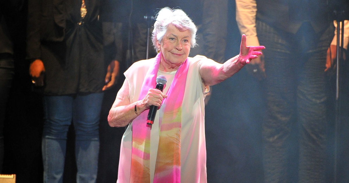 i-am-woman-singer-helen-reddy-dies-at-78-in-los-angeles