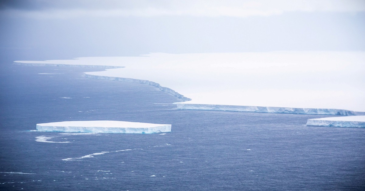Giant icebergs on their way to the South Atlantic break up