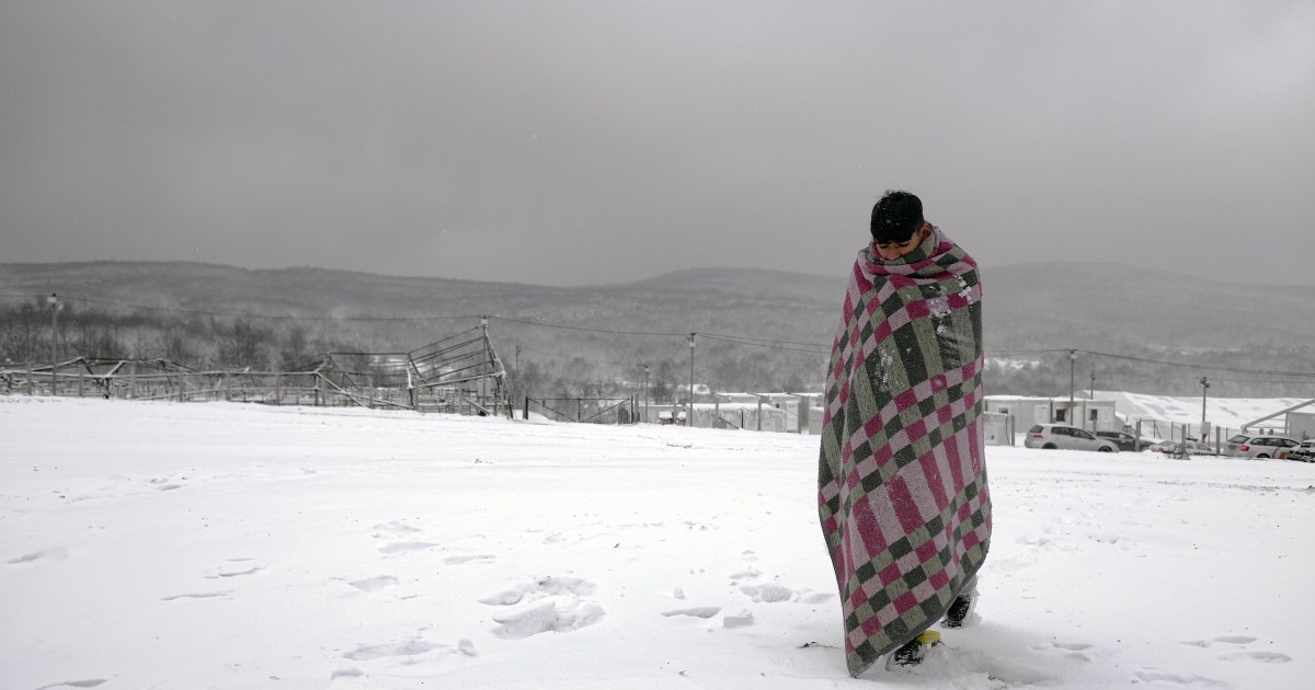 Hundreds of migrants freezing in heavy snow in Bosnia camp