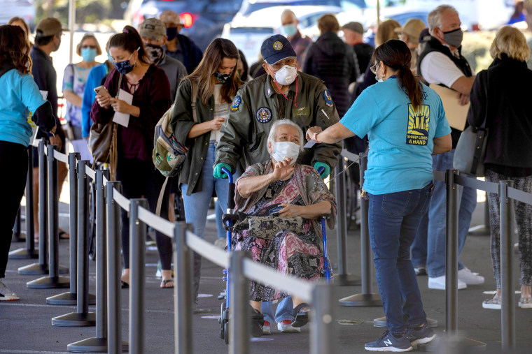 Image: People wait in line to be vaccinated in California