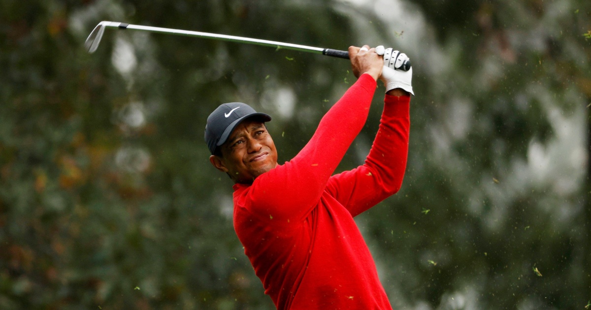 Tiger Woods touched by the tribute of the red shirt after tipping over